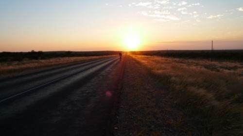 Un copain cycliste sur une route de Namibie