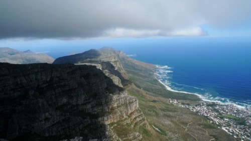 Je regarde vers Cape Point sur Table Mountain